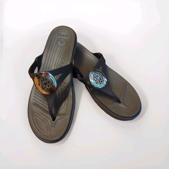 Crocs Sanrah Wedge Sandals Flip Flops Womens Size 11 Brown Round Gold Medallion - Picture 1 of 8